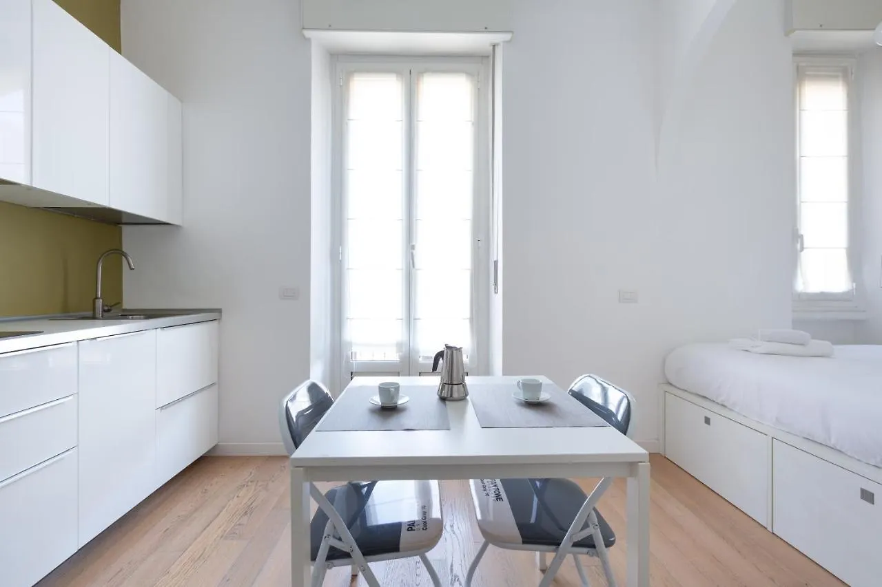 Daire Porta Nuova Bright Studio With Balcony Milano İtalya