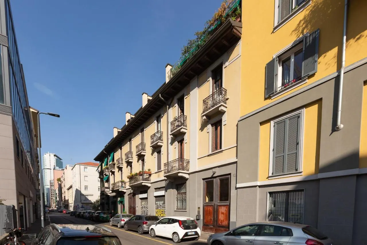 Daire Porta Nuova Bright Studio With Balcony Milano