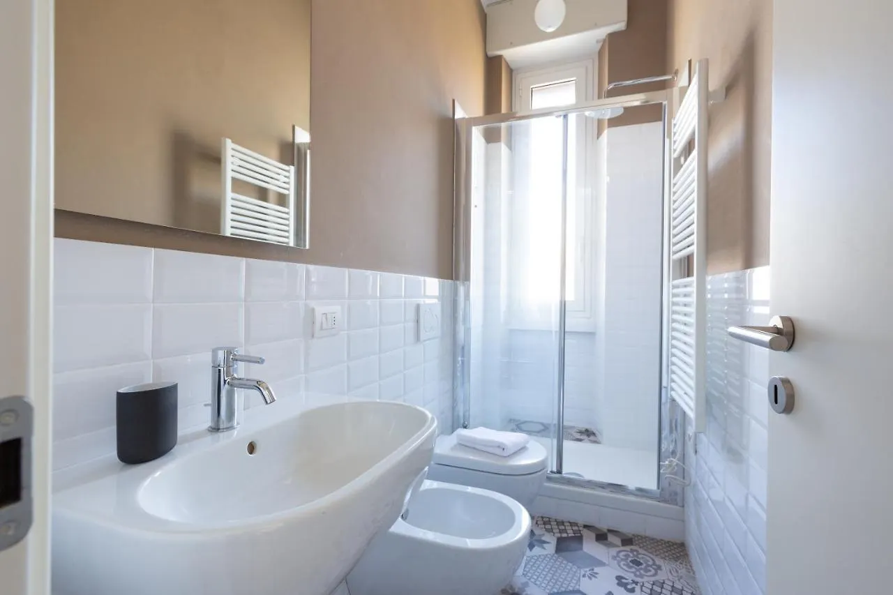Daire Porta Nuova Bright Studio With Balcony Milano